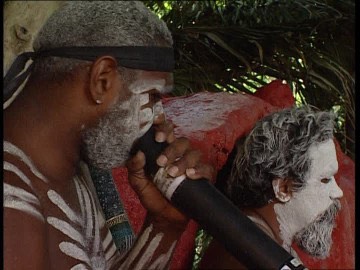 253760203-didgeridoo-aborigine-koerperbemalung-blasen